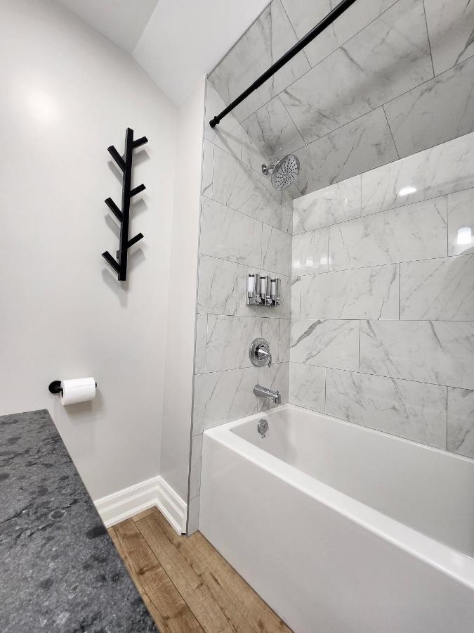 The Cozy Cove Modern King-Bedroom Full Apartment Sainte-Catherine Exterior foto